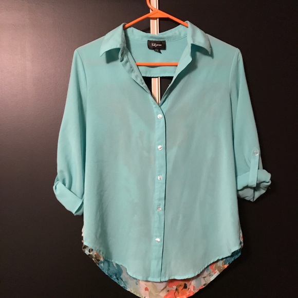 Button up blouse! - Picture 2 of 4